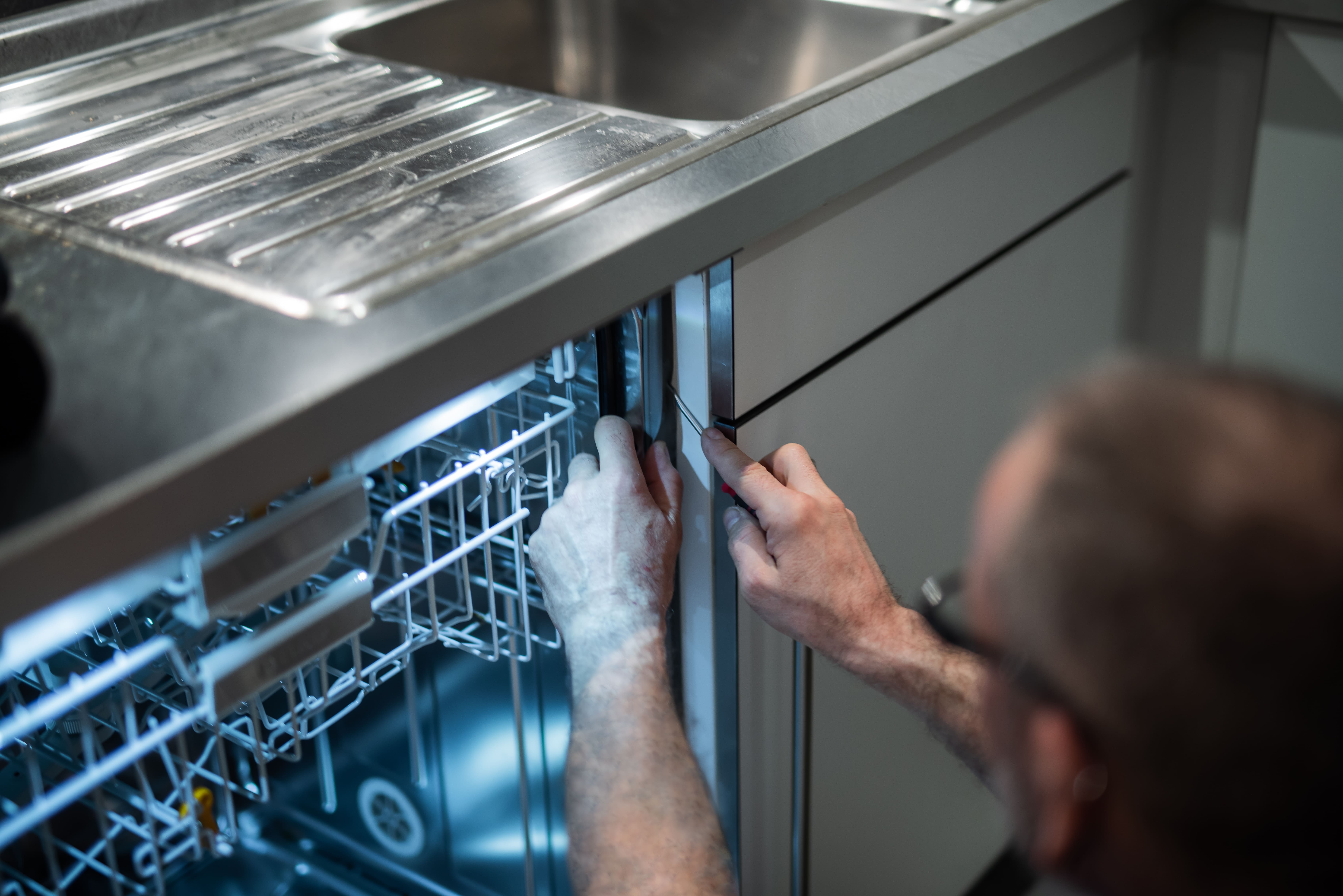 Hausgeräte-Reparatur am Einbau-Geschirrspüler durch Fachmann aus Hamburg