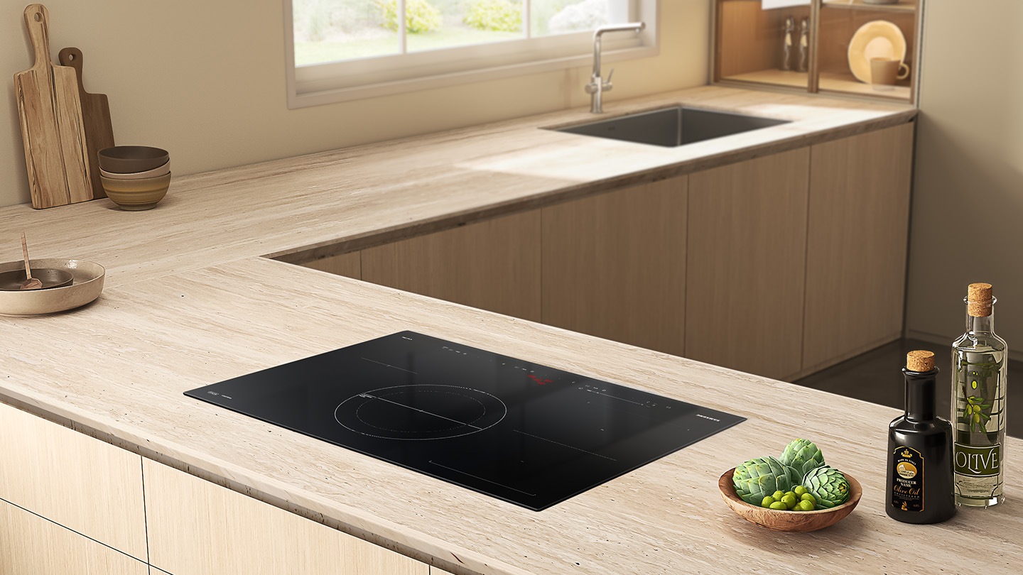 L-Küche in Holzoptik mit Samsung Kochfeld im Vordergrund