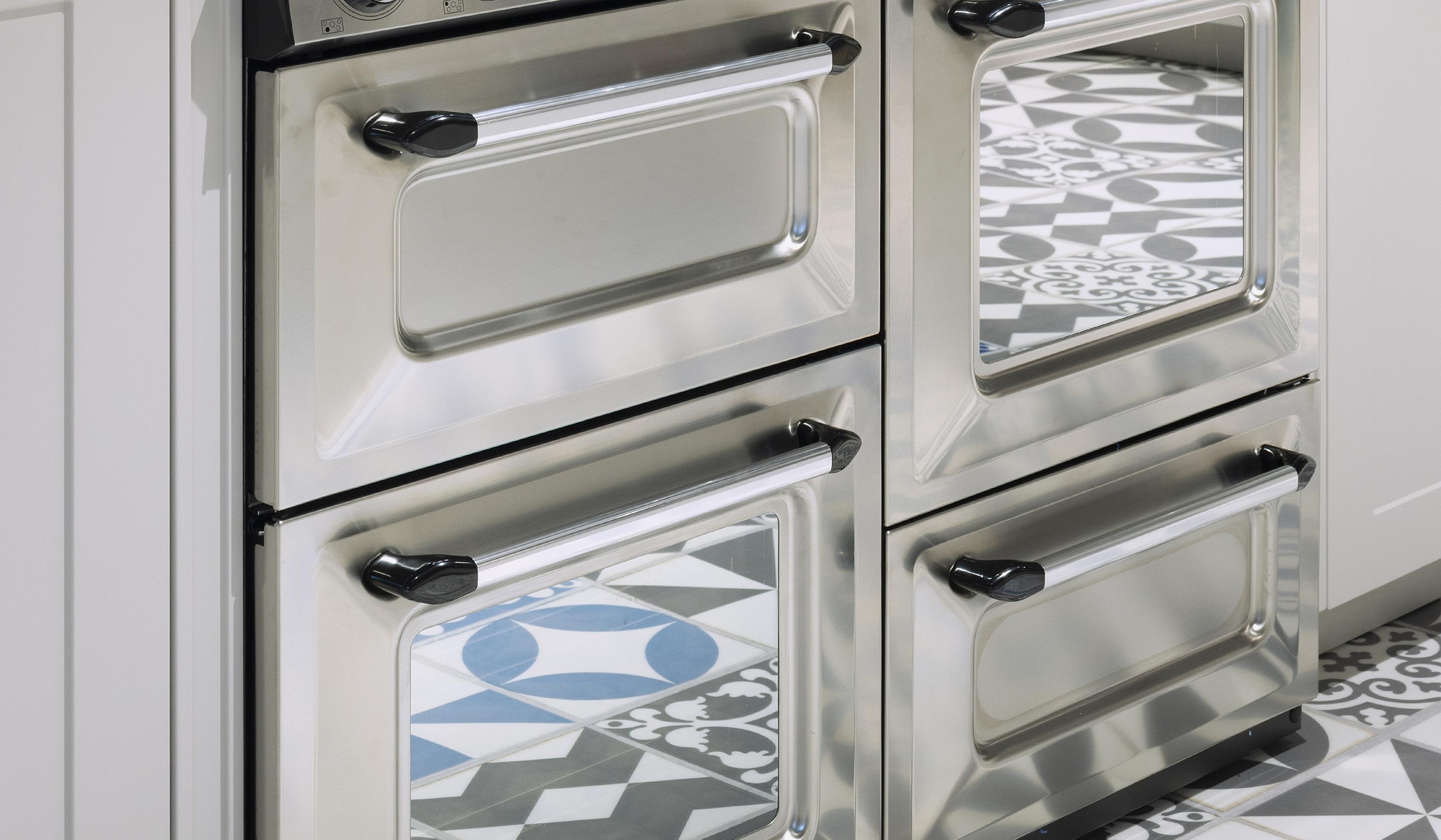 smeg Range Cooker glänzender Edelstahl mit Induktionskochfeld in Nobilia Landhausküche