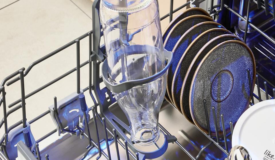 Geschirrspüler mit Flaschenhalter im Unterkorb