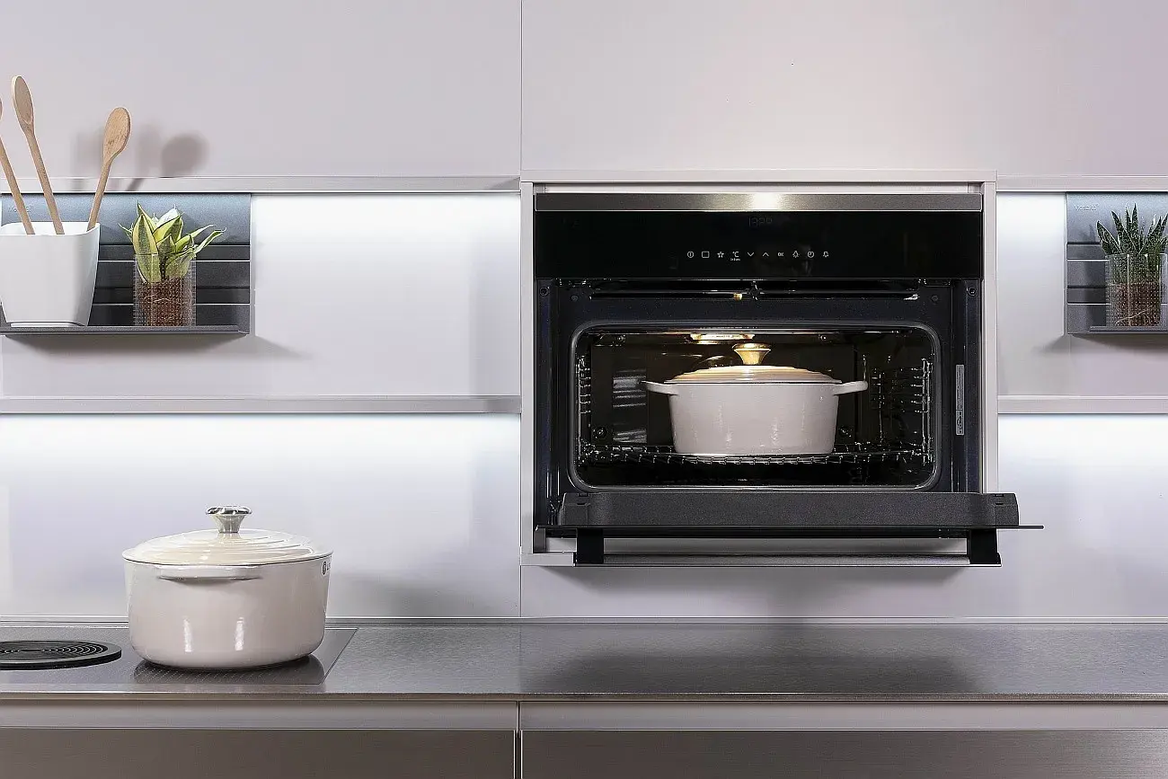 Küchenansicht mit Kompaktbackofen