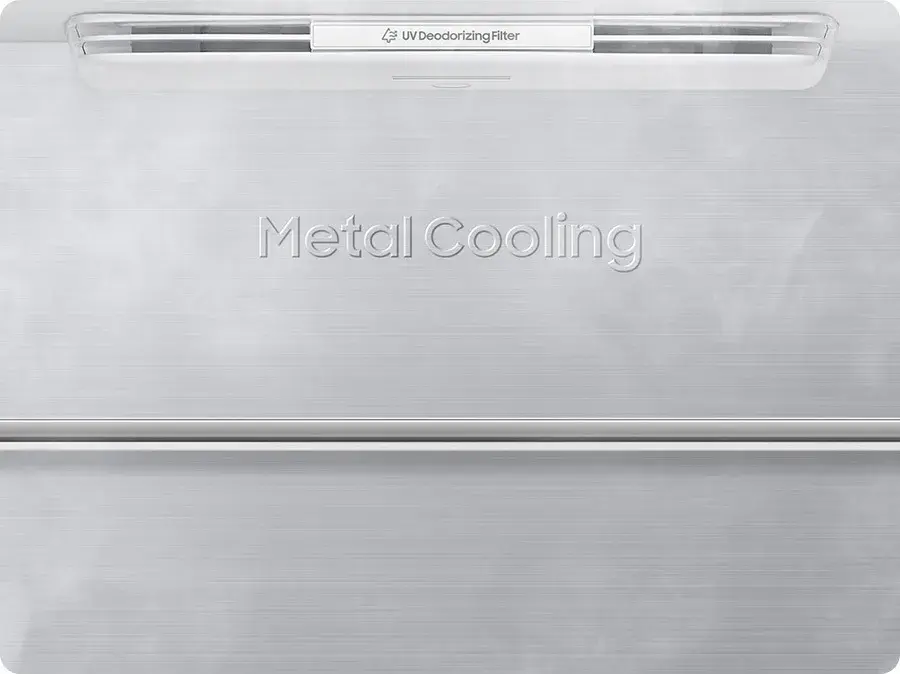 Im Kühlschrankinneren gestanzter Schriftzug Metal Cooling